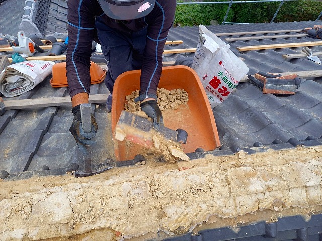 熨斗瓦を解体する屋根職人
